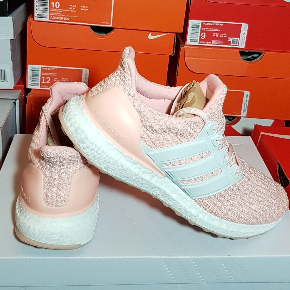ADIDAS ULTRABOOST WOMEN'S US SIZE 7 LIKE NEW "USED ITEM"